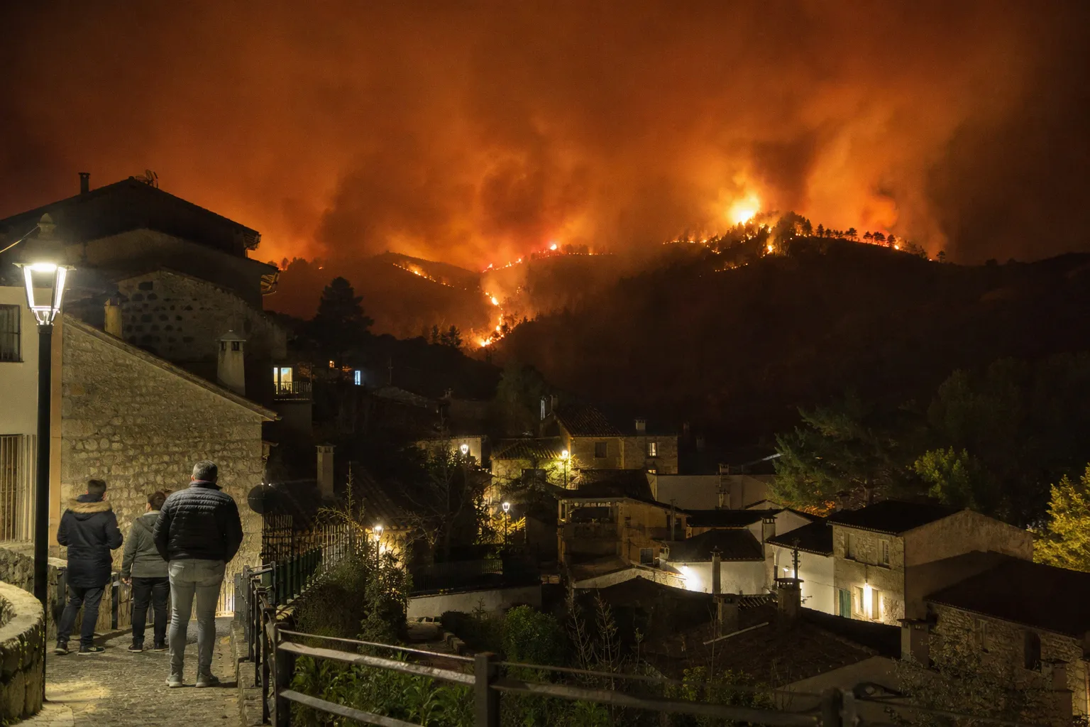 La Iglesia y Cáritas coordinan el apoyo a los damnificados por los incendios en España